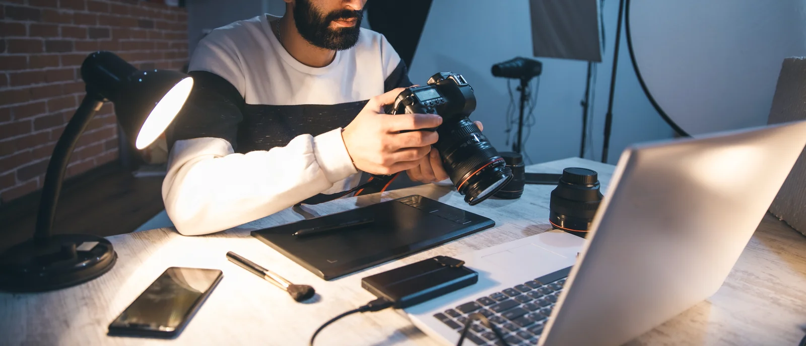 Photographe setup studio sombre